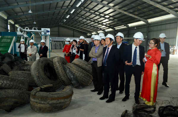Các đại biểu thăm quan quy trình sản xuất tại nhà máy