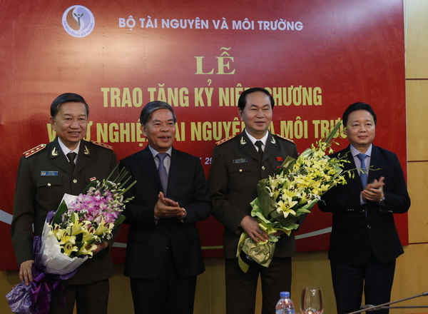 Bộ trưởng Nguyễn Minh Quang và Thứ trưởng Trần Hồng Hà trao Kỷ niệm chương cho Đại tướng Trần Đại Quang và Thượng tướng Tô Lâm.