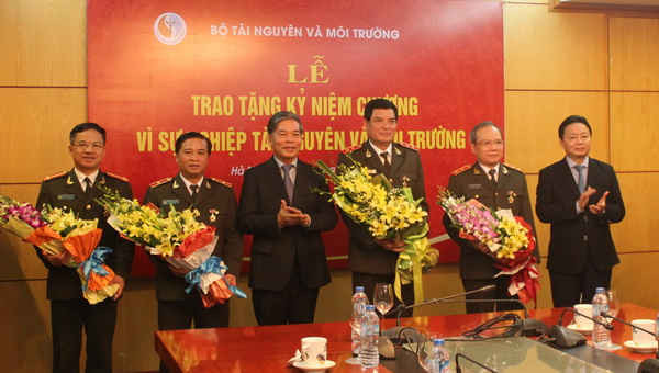 Bộ trưởng Nguyễn Minh Quang và Thứ trưởng Trần Hồng Hà trao Kỷ niệm chương cho 4 lãnh đạo Bộ Công an.