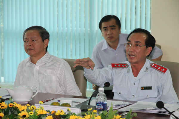 Phó Tổng Thanh tra Chính phủ Đặng Công Huẩn (bên phải) và ông Lê Văn Khoa – Phó Chủ tịch UBND TP.HCM chủ trì đối thoại với công dân. 