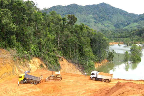 Quảng Ngãi: Thủy điện Đăkre lấn rừng, Chủ tịch tỉnh yêu cầu tạm dừng