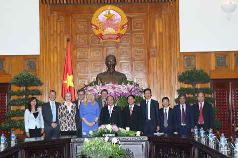 Phó Thủ tướng Nguyễn Xuân Phúc cùng Bộ trưởng Bộ Cơ sở hạ tầng và Môi trường Hà Lan Melainie Schultz Van Haegen và các thành viên của Đoàn.
