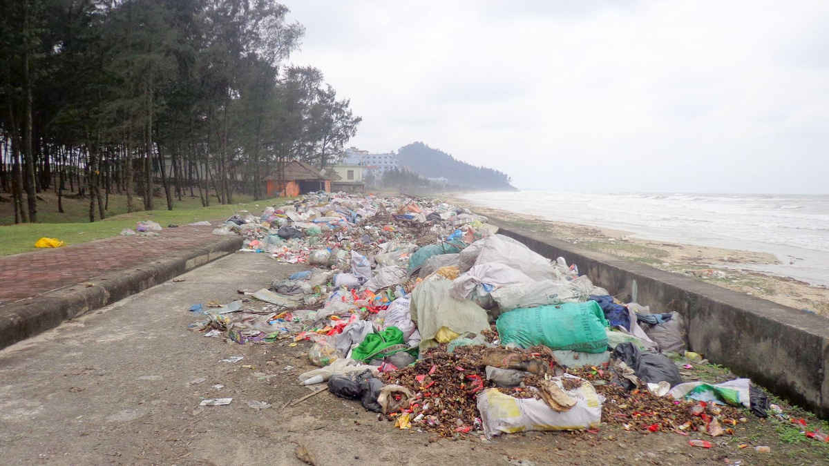 Rác thải chất đống dọc bờ kè bãi biển Thiên Cầm