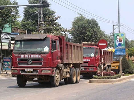 Xe ben nối nhau thành hàng chạy trên đường Cách mạng Tháng Tám