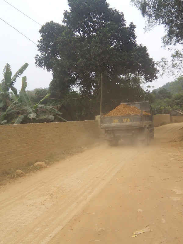 Xe tải chở “đất lậu” vẫn ngang nhiên không phủ bạt và chạy ngay trong khu dân sinh.