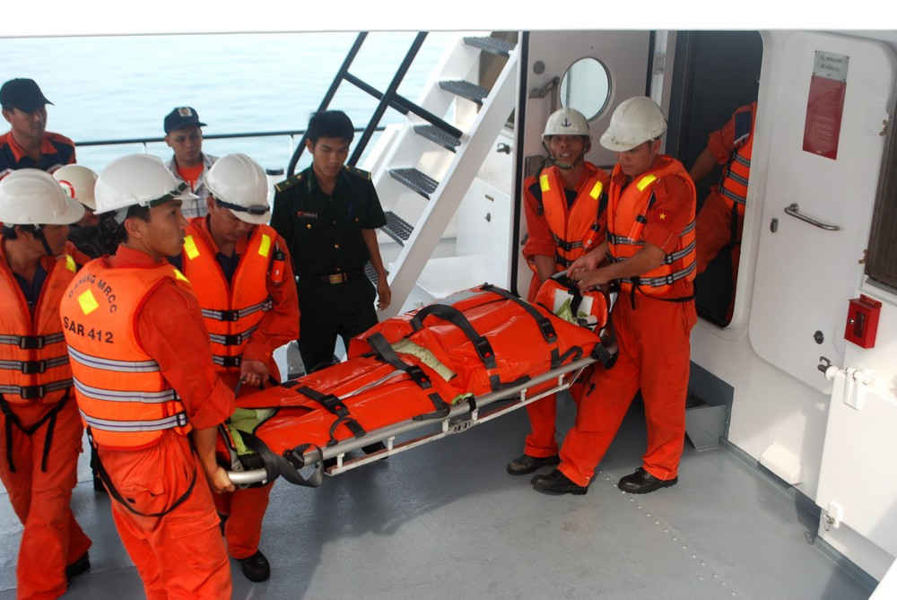 Thủy thủ tàu SAR 412 cấp cứu thuyền viên bị nạn