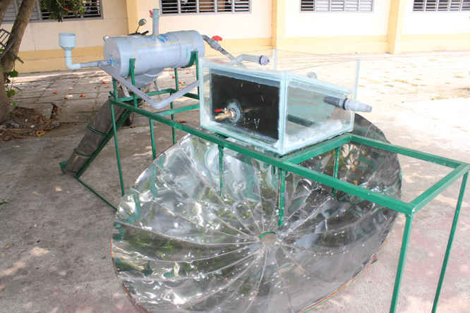 Máy chưng cất nước ngọt sử dụng năng lượng mặt trời của Nguyễn Tấn Lợi được đặt ở  sân trường Nguyễn Đình Chiểu 