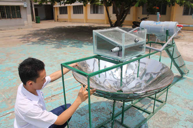 Nguyễn Tấn Lợi và chiếc máy chưng cất nước ngọt sử dụng năng lượng mặt trời