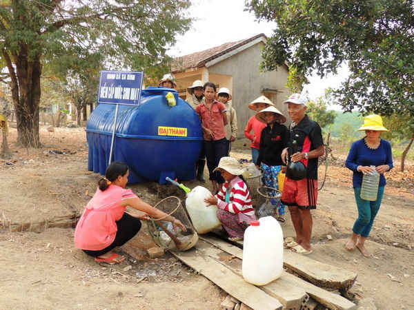 Bồn cấp nước miễn phí cho người dân tại xã Sa Bình