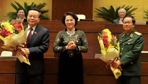 Chủ tịch Quốc hội Nguyễn Thị Kim Ngân tặng hoa chúc mừng 2 tân Phó Chủ tịch Quốc hội: Đại tướng Đỗ Bá Tỵ và ông Phùng Quốc Hiển. 