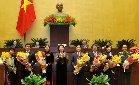 Chủ tịch Quốc hội Nguyễn Thị Kim Ngân chúc mừng 7 tân Ủy viên UBTVQH khóa XIII.