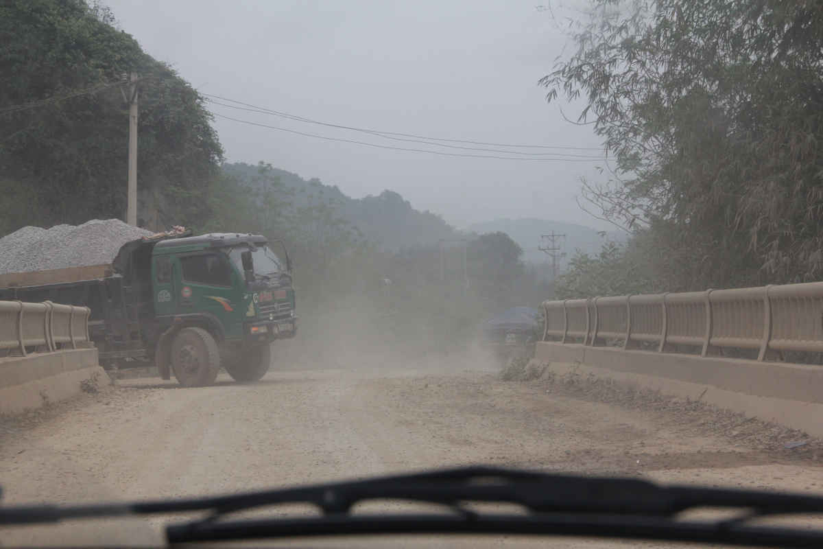 Ô nhiễm nghiêm trọng trên các tuyến đường huyện Yên Thành do xe chở đất, đá gây ra