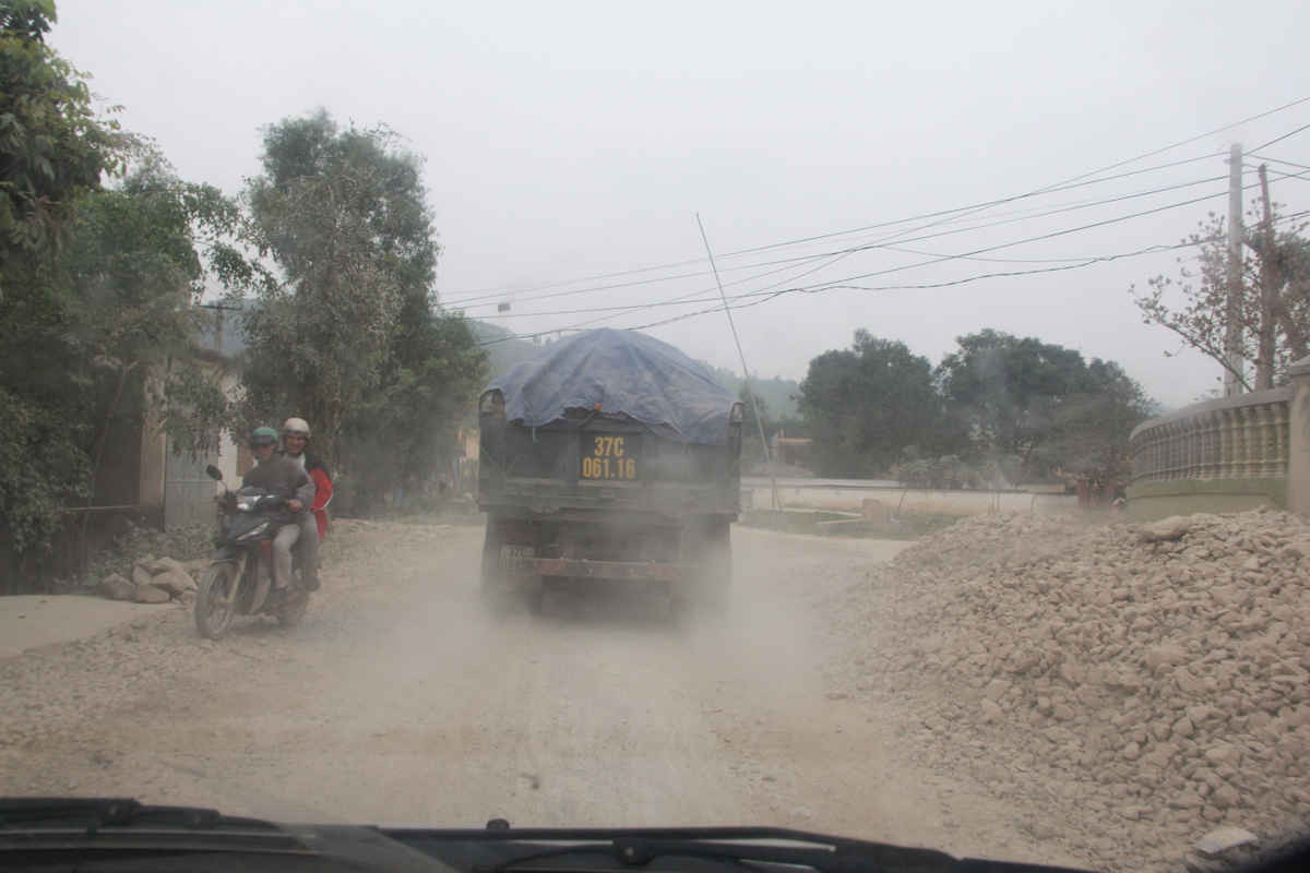 Ô nhiễm nghiêm trọng trên các tuyến đường huyện Yên Thành do xe chở đất, đá gây ra