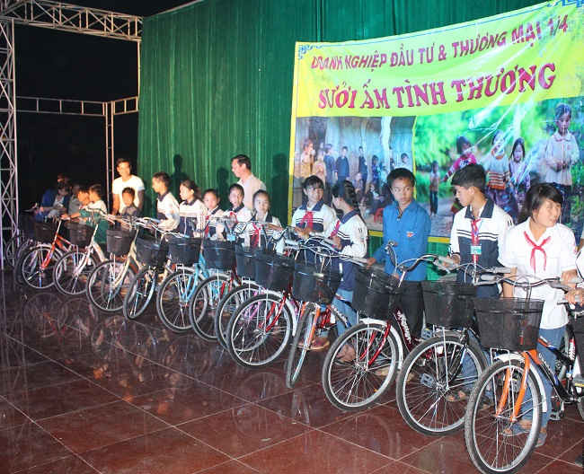 Doanh nghiệp tư nhân 1/4 trao xe đạp cho học sinh nghèo vượt khó, tại huyện Điện Biên Đông.