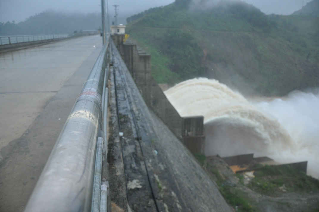 Nhà máy thủy điện Sông Bung xả nước về hạ du
