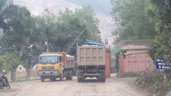 Đoàn xe tải hạng nặng của Cty Bảo Nguyên thỏa mái “cày xới” trước sự thờ ơ của các cơ quan chức năng. 