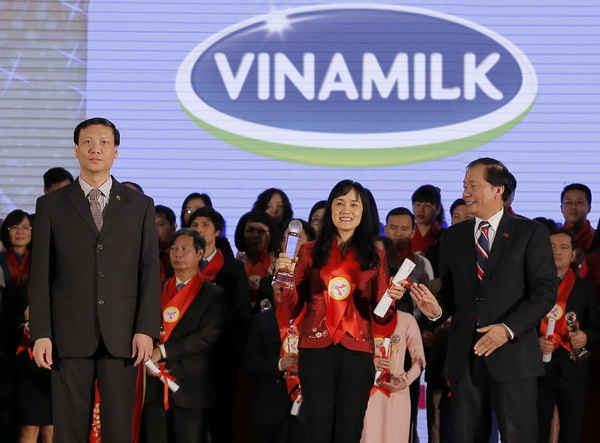 Bà Nguyễn Minh Tâm, Giám đốc Chi nhánh Vinamilk tại Hà Nội, đại diện Công ty nhận giải thưởng Thương hiệu mạnh Việt Nam