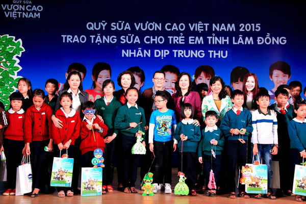 Quỹ sữa Vươn cao Việt Nam của Vinamilk đã đem đến cho hơn 333.000 trẻ em khó khăn tại Việt Nam trong gần 8 năm hoạt động gần 26 triệu ly sữa (tương đương khoảng 94 tỷ đồng)