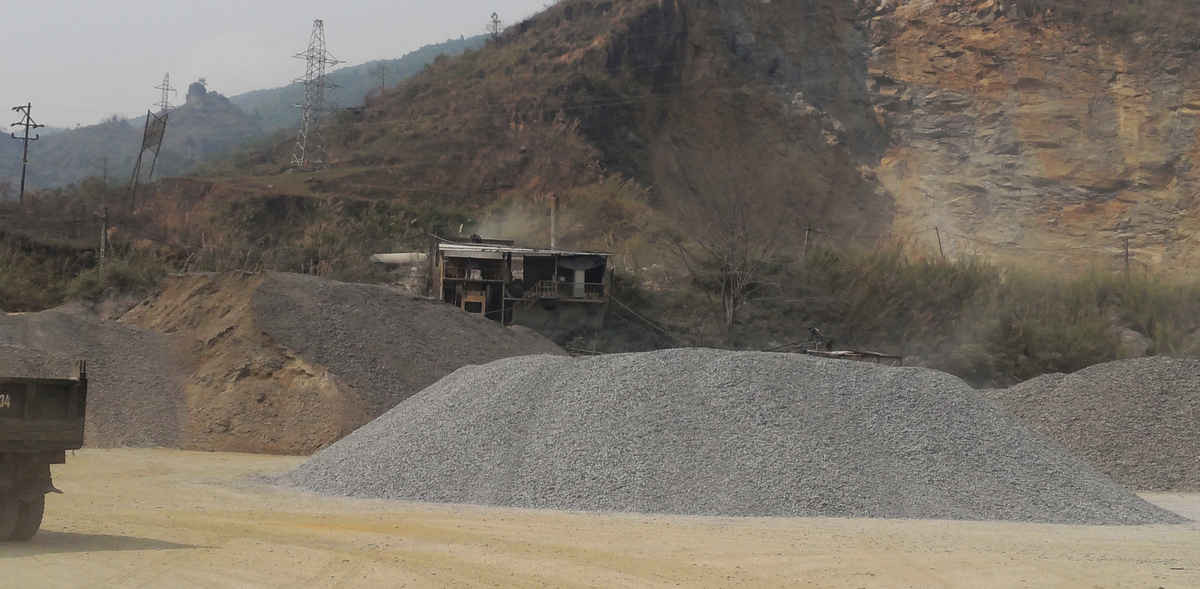 Mỏ đá của Công ty TNHH Lương Việt chưa có báo cáo tác động môi trường, chưa nộp tiền cấp quyền khai thác khoáng sản tiền khai thác khoáng sản nhưng vẫn hoạt động bình thường suốt nhiều năm qua. 