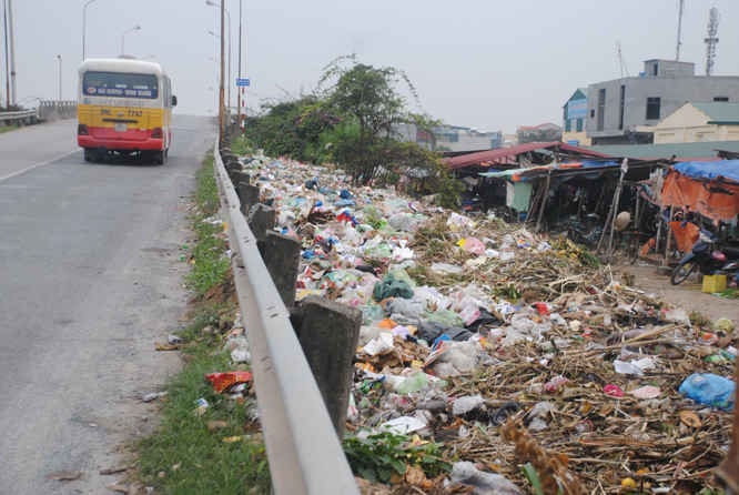 Rác thải bên quốc lộ 5, ngày càng nhiều tại thị trấn Lai Cách