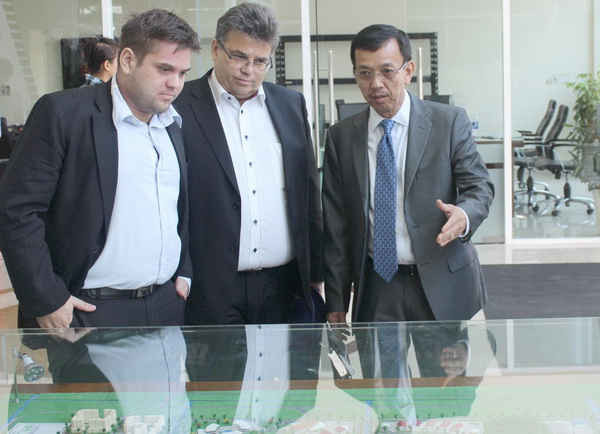 Ông David Dương (bìa phải) giới thiệu với ông Pierp Karijalainen (giữa) về dự án Khu công nghệ Môi trường xanh Long An của VWS