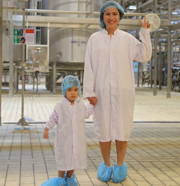 Hai mẹ con chị Thanh Tuyền hoàn toàn bị thuyết phục bởi công nghệ tiệt trùng UHT hàng đầu thế giới của nhà máy Vinamilk