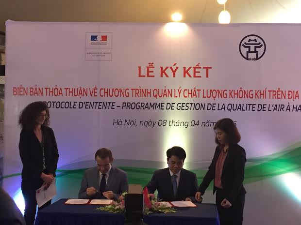 Chủ tịch UBND TP Hà Nội Nguyễn Đức Chung ký kết bản thỏa thuận về chương trình bảo vệ môi trường TP Hà Nội với Đại sứ quán Pháp tại Việt Nam