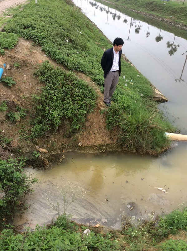 Ông Nguyễn Văn Đông – Phó chủ tịch UBND phường Vân Dương chứng kiến nước thải ô nhiễm của các nhà máy trong KCN xả ra kênh Tào Khê.