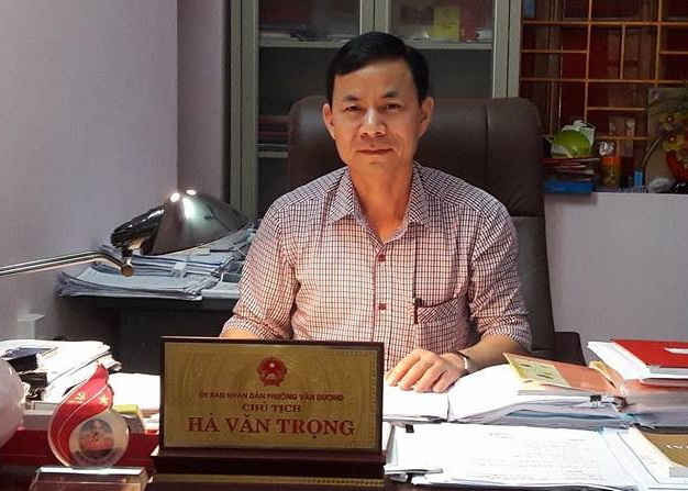 Ông Hà Văn Trọng, Chủ tịch UBND phường Vân Dương làm việc với PV Báo điện tử Tài nguyên & Môi trường. 