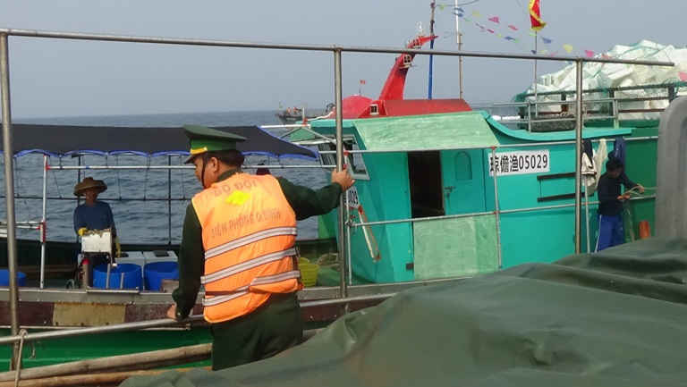 Hải đội 2 BĐBP Quảng Bình tiếp cận tàu cá Trung Quốc(Ảnh: BĐBP Quảng Bình)