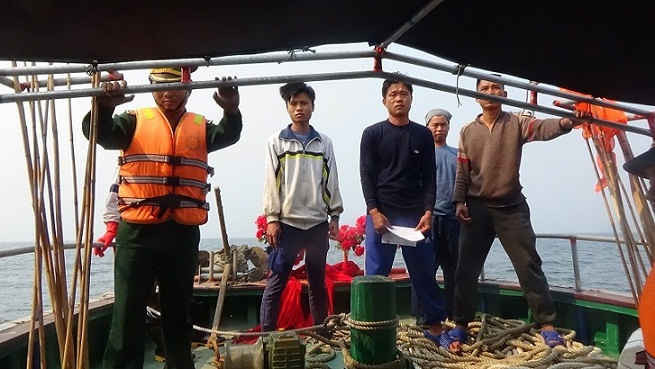 BĐBP tiến hành kiểm tra các tàu cá vi phạm(Ảnh: BĐBP Quảng Bình)