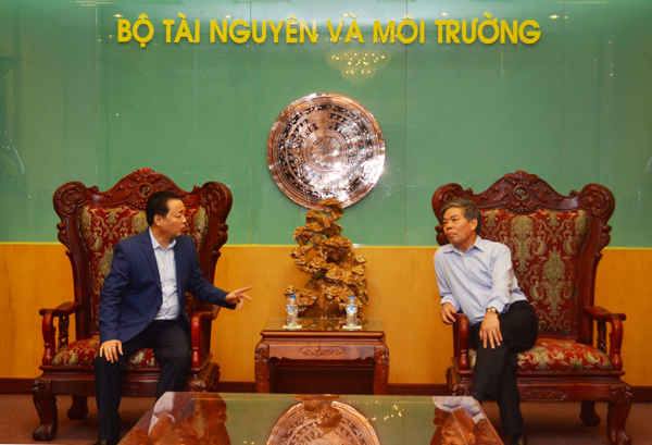 Bộ trưởng Bộ TN&MT Trần Hồng Hà (bên trái) trao đổi công việc với người tiền nhiệm - nguyên Bộ trưởng Nguyễn Minh Quang - vào chiều 9/4. Ảnh: Hoàng Minh