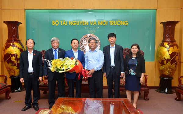 Các đồng chí lãnh đạo Bộ TN&MT tặng hoa chúc mừng Ủy viên BCH Trung ương Đảng - Bộ trưởng Bộ TN&MT Trần Hồng Hà sau khi ông được Quốc hội tín nhiệm bầu và phê chuẩn trọng trách người đứng đầu ngành TN&MT. Ảnh: Hoàng Minh