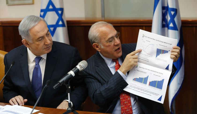 Thủ tướng Israel Benjamin Netanyahu (bên trái) ngồi kế bên ông Angel Gurria - Tổng thư ký Tổ chức Hợp tác và Phát triển Kinh tế (OECD), người đang chỉ tay vào báo cáo trong cuộc họp nội các hàng tuần ở Jerusalem vào ngày 31/1/2016. Ảnh: Pool AFP/Getty Images