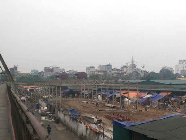 Ảnh chụp sáng ngày 12/4/2016 tại công trình khu M thuộc Dự án cải tạo, nâng cấp chợ Long Biên