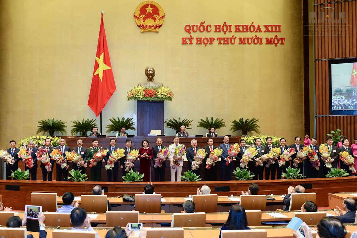 Chủ tịch Quốc hội Nguyễn Thị Kim Ngân tặng hoa các thành viên chính phủ được Quốc hội bầu và phê chuẩn ngày 9/4 - tân Bộ trưởng Bộ TN&MT Trần Hồng Hà đứng ở vị trí thứ 7 từ phải sang. Ảnh: quochoi.vn