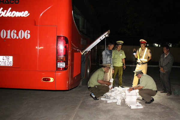 Lực lượng chức năng phát hiện 1.300 gói thuốc lá lậu trên xe khách giường nằm. 