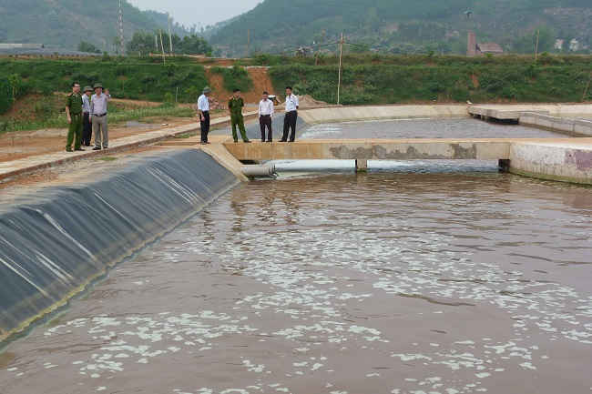 Đoàn kiểm tra liên ngành tỉnh Sơn La kiểm tra hệ thống mương ôxi hóa tại Nhà máy Tinh bột sắn Sơn La.