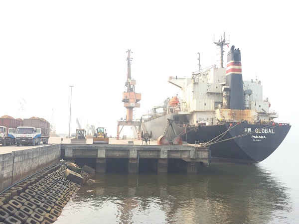 Cảng nước sâu Nghi Sơn nhộn nhịp tàu bốc xếp hàng hóa