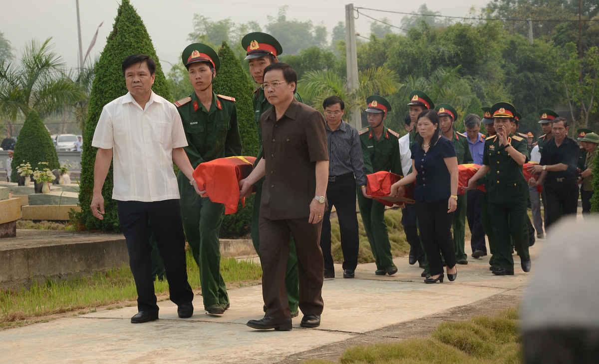 Hài cốt các liệt sỹ được lãnh đạo, quân nhân và đông đảo đồng bào các dân tộc tỉnh Điện Biên chào đón các anh về với đất mẹ 