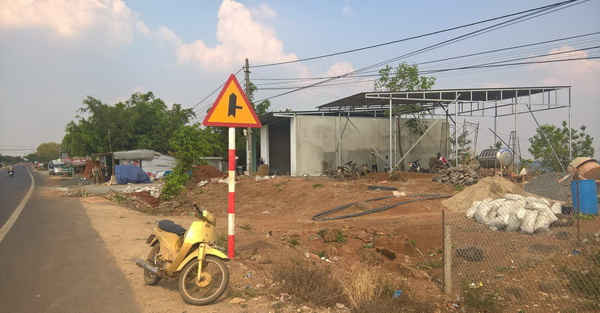 Hộ ông Nguyễn Thanh Bình xây dựng nhà trái phép trên đất của hộ ông Hồ Ngọc Minh.