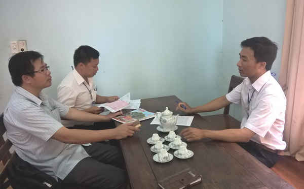 Ông Nguyễn Văn Vương và ông Bạch Xuân Phúc (áo trắng) cán bộ địa chính xã Đắk Gằn, huyện Đắk Mil đang làm việc với báo chí.