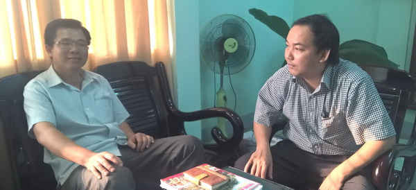 Ông Võ Văn Minh - Phó Chủ tịch UBND huyện Đắk Mil (phải) đang làm việc với báo chí.