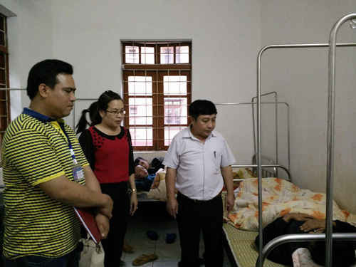 Đại diện chính quyền địa phương và ngành y tế thăm bệnh nhân bị ngộ độc do uống nước và tắm rửa từ nguồn nước nhiễm độc thuốc diệt cỏ ở xã cán Hồ, huyện Si Ma Cai (tỉnh Lào Cai).  Ảnh do Sở y tế Lào Cai cung cấp