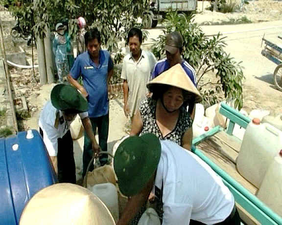 Bộ đội Vùng 5 cấp nước cho người dân xã Tiên Hải
