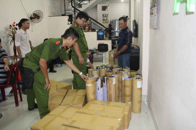 Công an quận Ninh Kiều (Cần Thơ) tạm giữ một lượng lớn dụng cụ sản xuất và bao bì giả các nhãn hiệu nổi tiếng. 