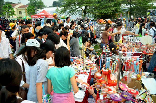 Các gian hàng quà lưu niệm thu hút rất đông các bạn trẻ yêu mến đất nước Nhật Bản
