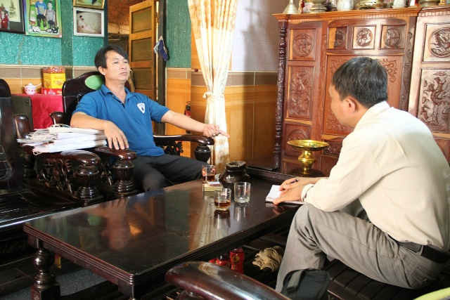 Ông Võ Văn Nam (áo xanh) đang trao đổi với phóng viên Báo TN&MT điện tử