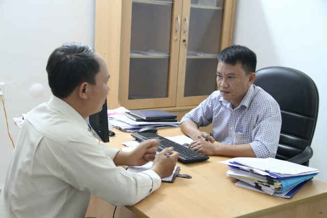 Ông Nguyễn Đức Thuận (áo carô) đang trao đổi với phóng viên Báo TN&MT điện tử