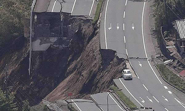 Một con đường bị sập ở Minamiaso sau trận động đất. Ảnh: STR / AFP / Getty Images